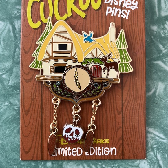 ❗️FINAL DROP ❗️LIMITED EDIT- RARE 🍎 Disney’s Snow White LE Cuckoo Clock Pin 🍎 - Picture 2 of 3